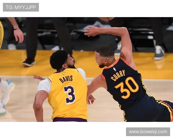 勇士与骑士激战再起 纵深对决再掀高潮 展现巅峰对决的篮球魅力 勇士与骑士激战再起 纵深对决再掀高潮 展现巅峰对决的篮球魅力