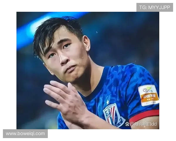 聚焦足球运动员成长历程与赛场奋斗故事全景呈现精彩瞬间深度解析