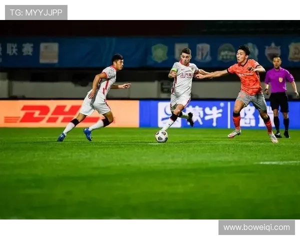 南京排球队以99分领跑欧锦赛积分榜展现强大实力与团队合作精神